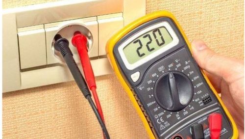 萬用表紅黑表筆在電壓測量中的正確插法